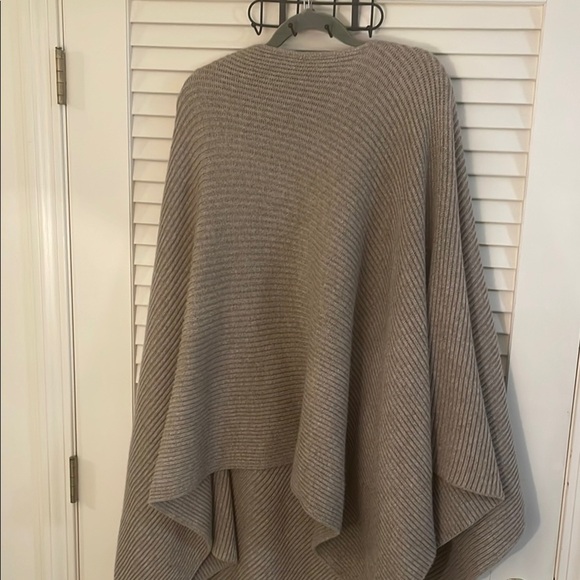 The Row Romie Top Beige Chunky Knit Shrug Poncho Size M/L NWT - Picture 6 of 13